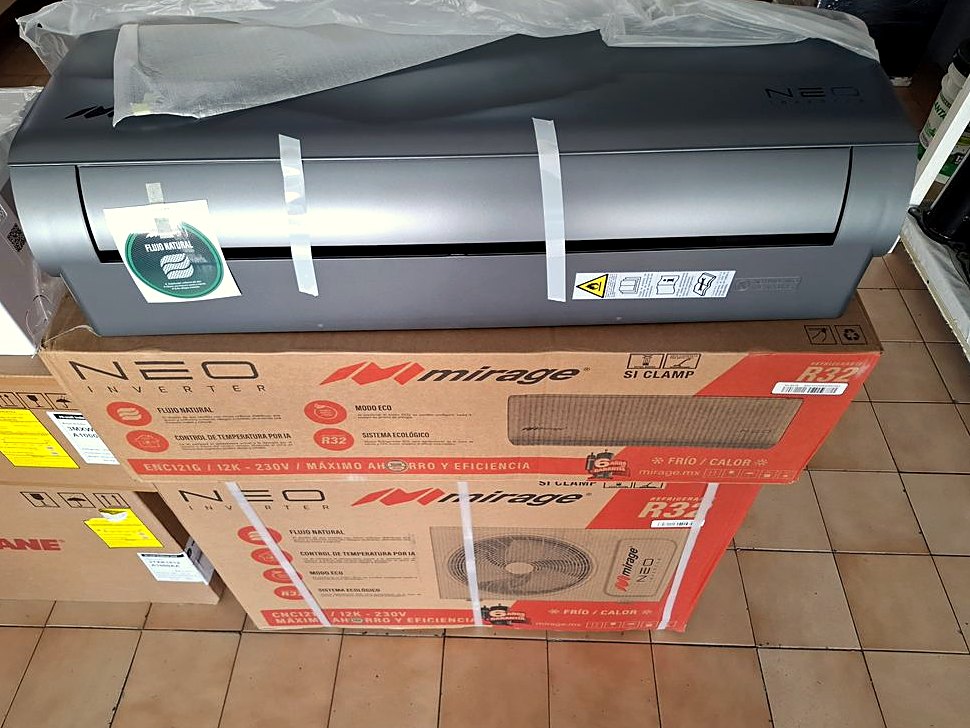 Minisplit Mirage NEO Inverter con sus cajas, foto real